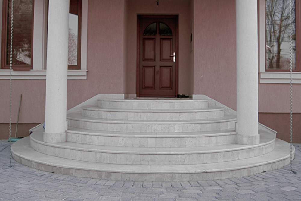 мраморное крыльцо
