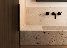 Травертин в ванной: хорошая или плохая идея?